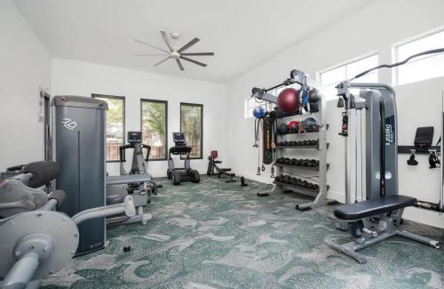 Willow Run Apartment | Boulevard Stays Tranquil 1BR King Suite Pool Parking Gym 04