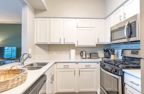 Willow Run Apartment | Boulevard Stays Tranquil 1BR King Suite Pool, Parking & Gym 01