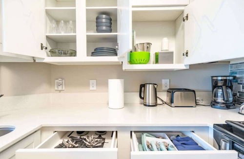 Willow Run Apartment | Boulevard Stays Tranquil 1BR King Suite Pool, Parking Gym 03