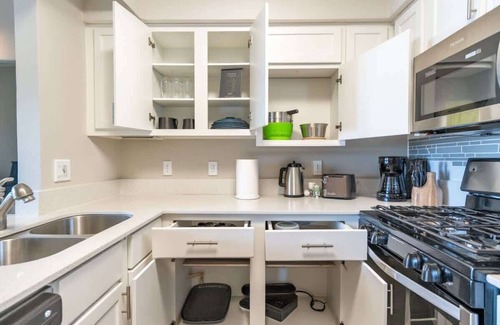 Willow Run Apartment | Boulevard Stays Tranquil 1BR King Suite Pool, Parking Gym 04