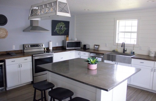 Fidelity House | Bountiful Cabin + Hot Tub