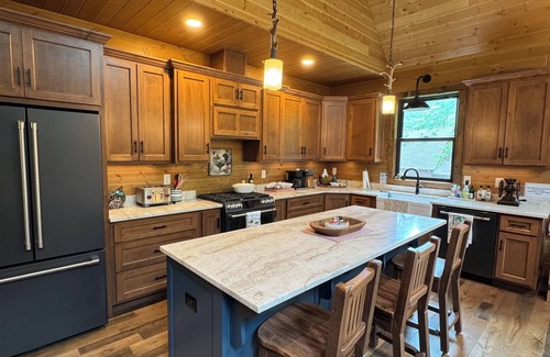 Townsend Cabin | Bourbon Bear ~ A Luxury Cabin ~ Rustic, Charming & Cozy in the Heart of Townsend
