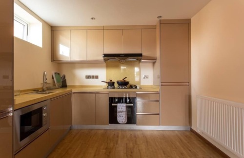 Bournemouth Apartment | BOURNECOAST: MODERN APARTMENT NEAR TO SHOPS , TOWN CENTRE AND BEACHES - FM6290