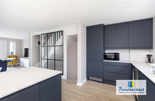 Mudeford House | Bournecoast: Three bedroom townhouse with garden and harbour views - HB9602