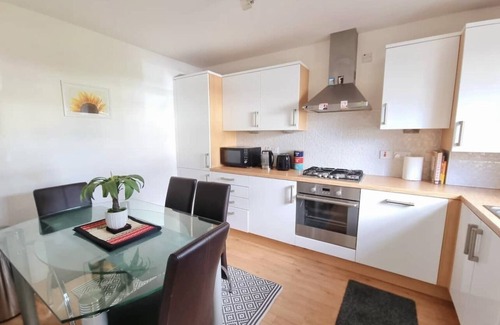 Newton Mearns House | Boutique 3-bed Home with Free Parking in Glasgow