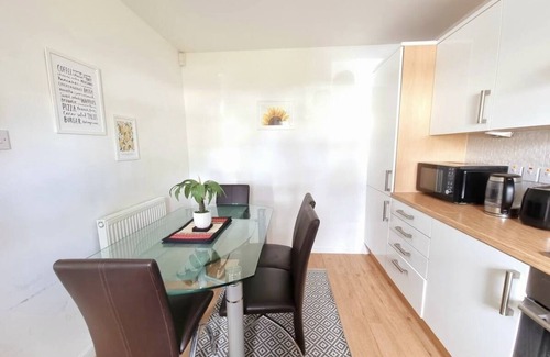 Newton Mearns House | Boutique 3-bed Home with Free Parking in Glasgow