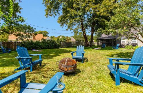 Ames House | Boutique Crane Haven - Games & Grill, Near CyRide