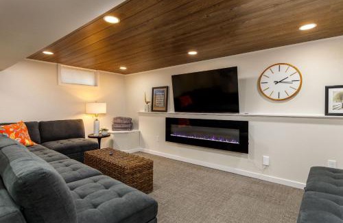 Ames House | Boutique Crane Haven - Games & Grill, Near CyRide