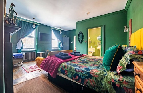 Whitby Hotel | Boutique ensuite hideaway with bath & wine bar access