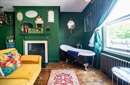 Whitby Hotel | Boutique ensuite hideaway with bath & wine bar access