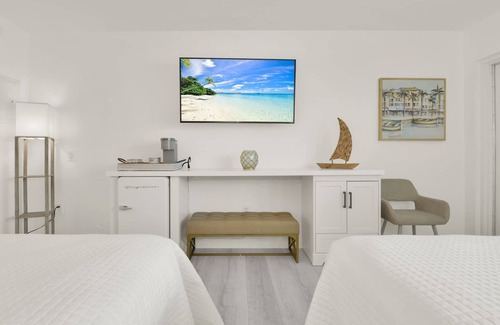 Deerfield Beach Hotel | Boutique Hotel 2 double beds with POOL, LOCATION! 1 block to BEACH/Restaurants