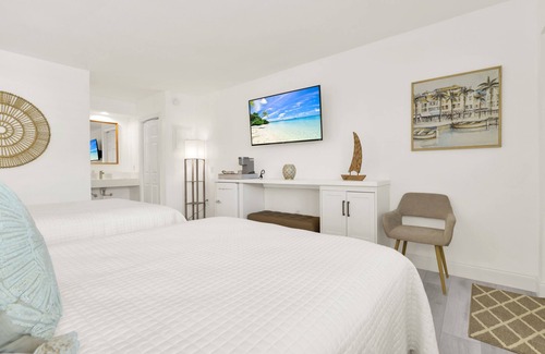 Deerfield Beach Hotel | Boutique Hotel 2 double beds with POOL, LOCATION! 1 block to BEACH/Restaurants