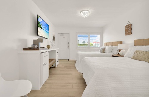 Deerfield Beach Hotel | Boutique Hotel 2 double beds with POOL, LOCATION! 1 block to BEACH/Restaurants
