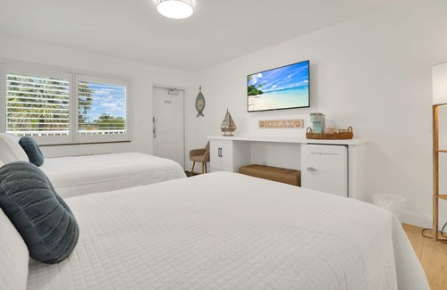 The Cove Hotel | Boutique Hotel 2 double beds with POOL, LOCATION! 1 block to BEACH/Restaurants