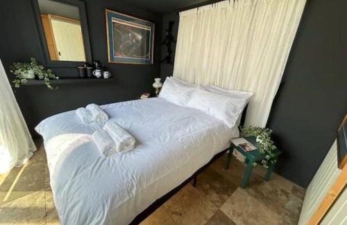 New Forest District House | Boutique Tiny House with Private Terrace & Hot Tub