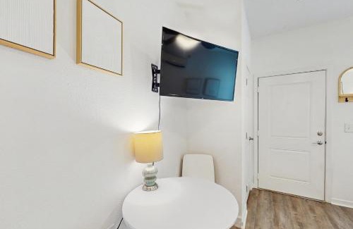 Goose Creek Hotel | Bowen Village 2118B