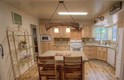 Lower Kingsbury House | Bowers Mansion- 5 min to Casinos, Beaches, Heavenly, Sunny Deck (NVH0817)
