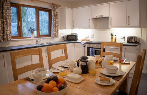 Fort Augustus House | Bowmore Bungalow sleeping up to 6 guests - pet friendly