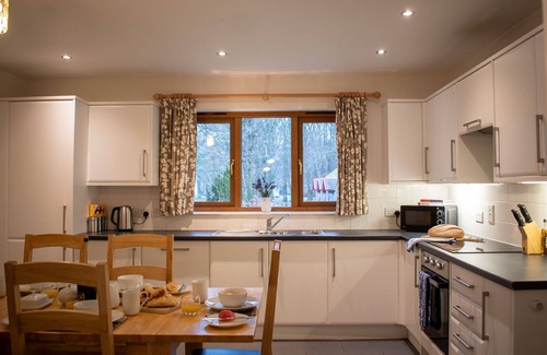 Fort Augustus House | Bowmore Bungalow sleeping up to 6 guests - pet friendly