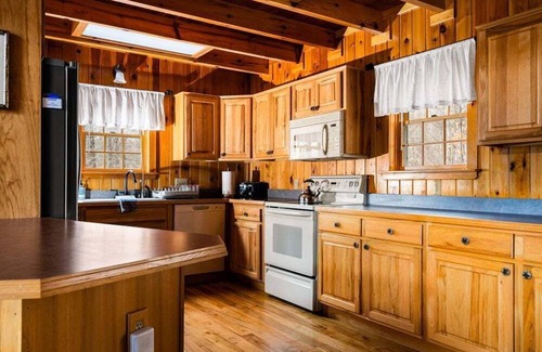 Vanderbilt House | 🎀 Bows Lakeside Cabin - 4000sqft. Dock. Cinema. Firepit ➠ 9776