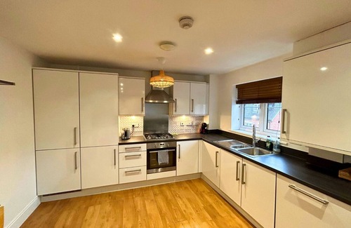 Bracknell Apartment | Bracknell/Wokingham Stylish Two Bedroom Apartment