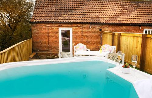Muston House | Bramble Barn - Private Sauna and Hot Tub