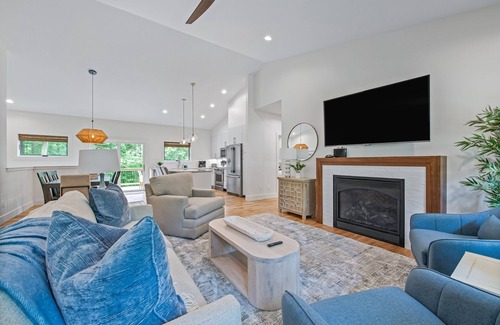 Asheville House | Brand New - 10 Min to Downtown. Luxury high-end finishes. Private Hot Tub & Arcade