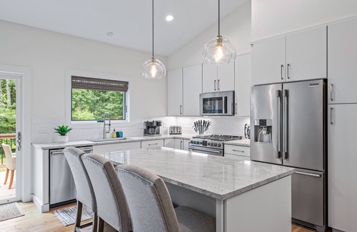 Asheville House | Brand New - 10 Min to Downtown. Luxury high-end finishes. Private Hot Tub & Arcade