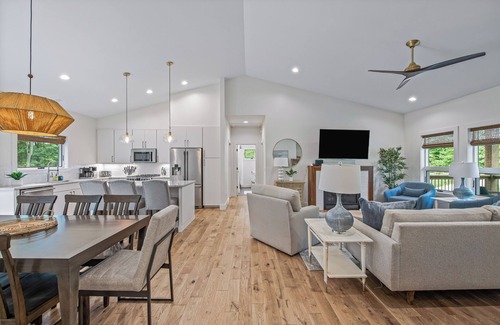 Asheville House | Brand New - 10 Min to Downtown. Luxury high-end finishes. Private Hot Tub & Arcade