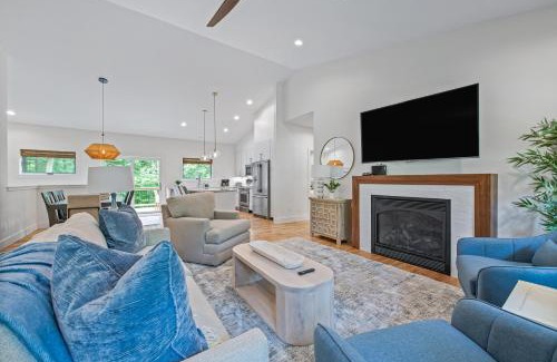 Asheville House | BRAND NEW 10 Min to Downtown and Private HOT TUB and Arcade