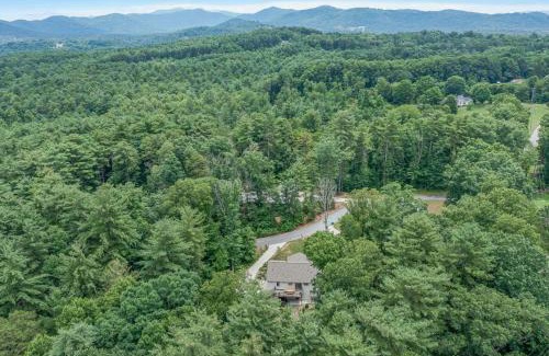 Asheville House | BRAND NEW 10 Min to Downtown and Private HOT TUB and Arcade