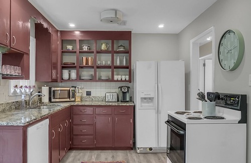 North Charleston House | Brand New! 15 mins from historic downtown and 20 mins from the beach!