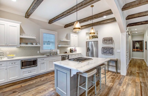 Sonoma House | Brand New 2 Bedroom Master Suites with Chefs Kitchen Steps to Sonoma Plaza