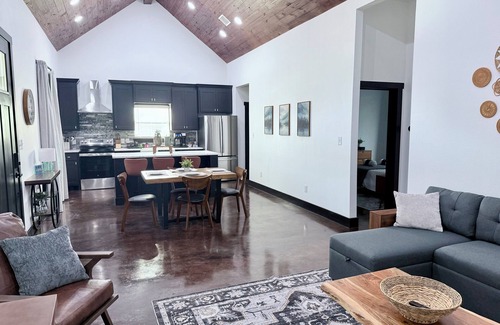 Somerville Cottage | Brand New 2-bedroom Cottage - "The MarCupial a Cozy Retreat by The Lake"