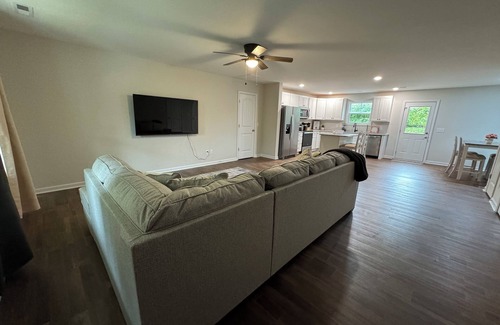 Winston - Salem House | Brand New 3-bedroom house with WiFi, WFU events and Furniture Market ready!