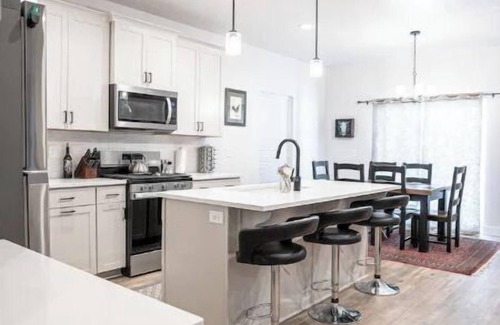 Victor House | Brand New 3 BR Vacation Home on a Golf Course