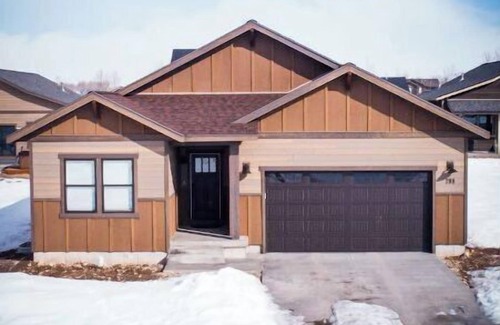 Victor House | Brand New 3 BR Vacation Home on a Golf Course