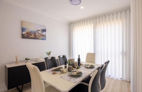Greenbank House | Brand New 4Bs Home near Shops and Park at Greenbank