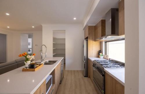 Greenbank House | Brand New 4Bs Home near Shops and Park at Greenbank