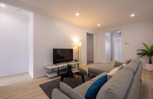 Greenbank House | Brand New 4Bs Home near Shops and Park at Greenbank
