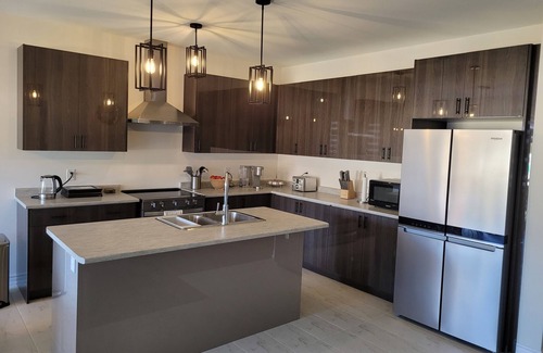 Wasaga Beach House | Brand new 5 BR bungalow, 15 minutes to the beach, ski hills, casino, hiking!