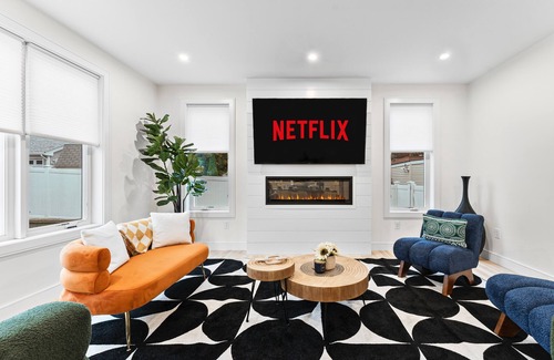 South Side Villa | Brand New 6BR 5.5Bath House 20Min Downtown Boston-Game room, fire pit, Projector