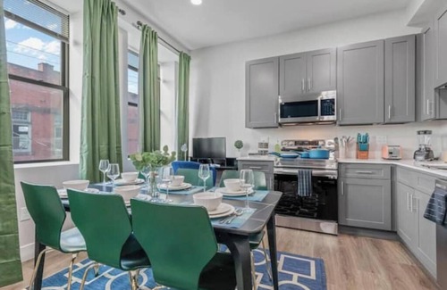 Cleveland Apartment | Brand New Apt+2 Queens+ BunkBed+Free Parking+55" TV