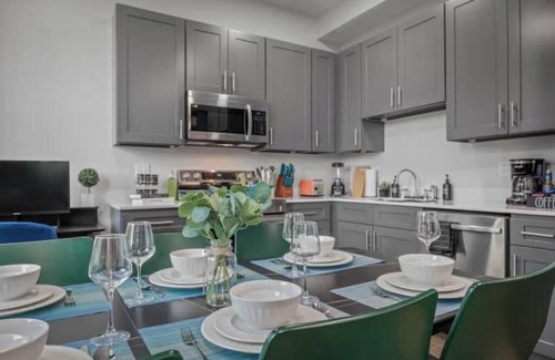 Cleveland Apartment | Brand New Apt+2 Queens+ BunkBed+Free Parking+55" TV