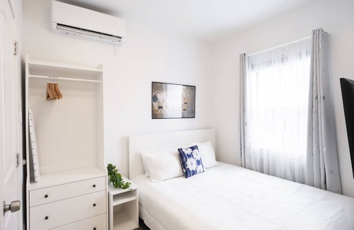 Queens Apartment | Brand New Beaut 3-4 bdrm 4 bath! Outdr Kit! Free Parking!