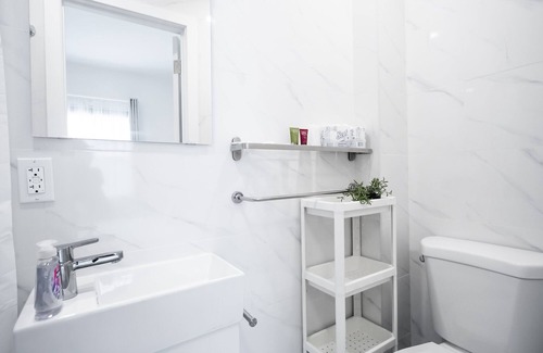 Queens Apartment | Brand New Beaut 3-4 bdrm 4 bath! Outdr Kit! Free Parking!