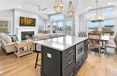 North Beach Haven House | Brand-new build, 6 doors to the beach, salt water pool