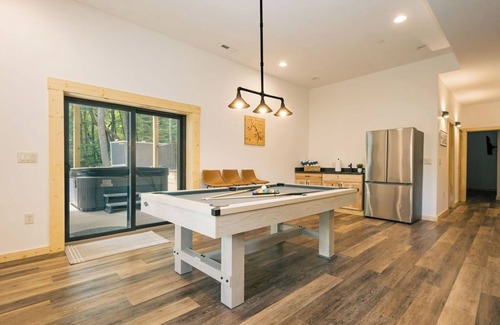 McHenry Cabin | Brand NEW Build! Five Master Suites~Bunk Room~INDOOR POOL, Game ROOM & Hot Tub!