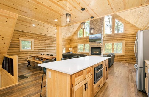 McHenry Cabin | Brand NEW Build! Five Master Suites~Bunk Room~INDOOR POOL, Game ROOM & Hot Tub!