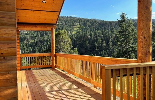 Gardiner Cabin | Brand new Cabin in the mountains next to Yellowstone National Park!